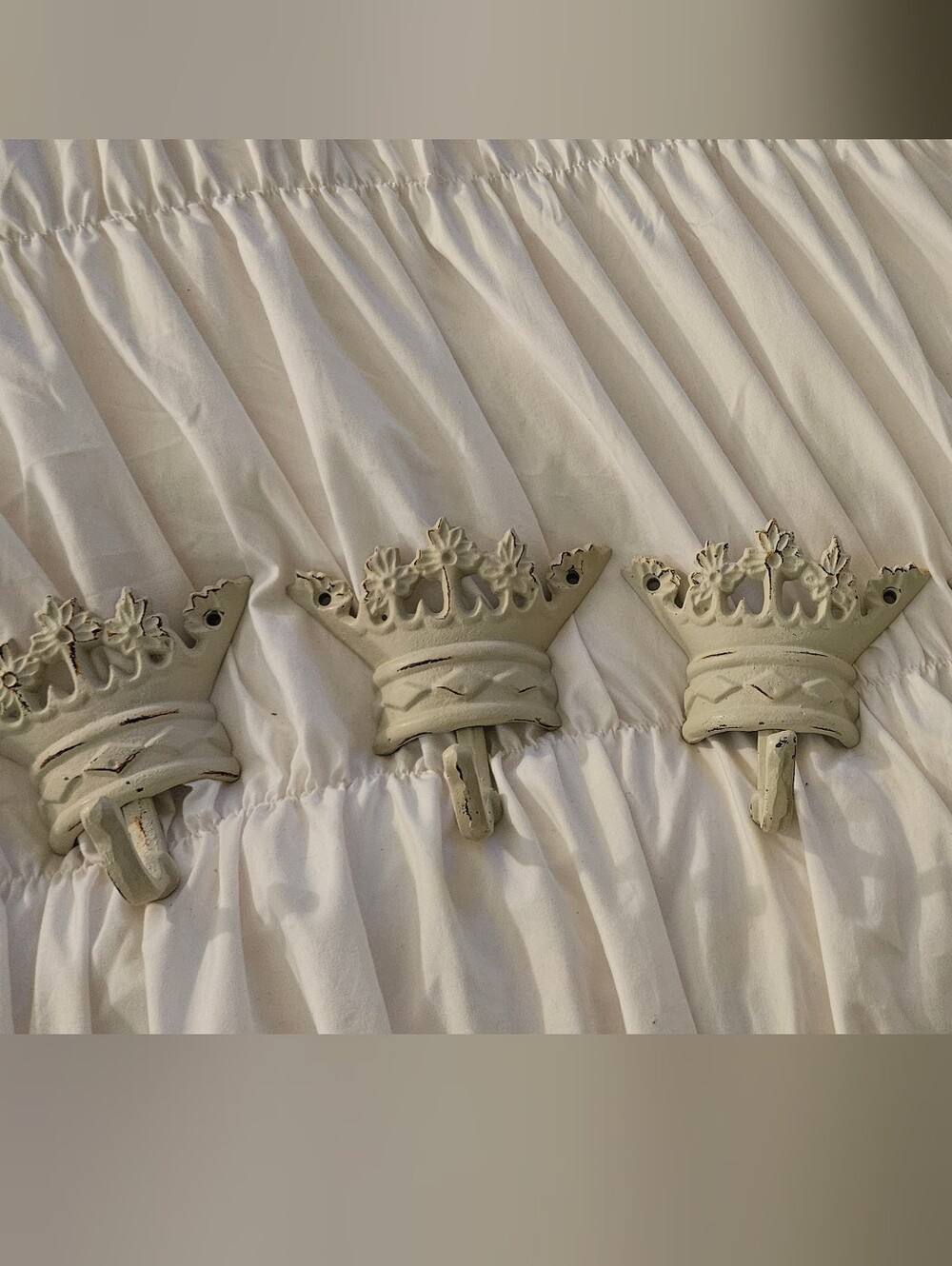 A set of 4 rustic distressed-white cast iron crown wall hooks SHABBY CHIC